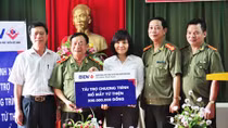 Khám bệnh, phát thuốc và mổ mắt miễn phí tại Cẩm Khê