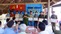 Tặng giấy khen cho quần chúng bắt cướp