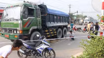 Va chạm với xe tải, người đàn ông 68 tuổi bị kéo lê 10m