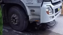 Xe tải ‘cuốn’ xe máy vào gầm, một người nguy kịch