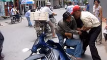Bắt giữ kẻ ‘xin đểu’ trên đường