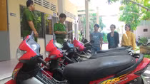 Trao trả xe môtô cho người dân bị mất trộm
