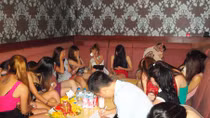 Đắng cay phận đời 'tiếp viên'