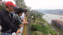 Phát hiện nam thanh niên chết nổi trên sông Hồng