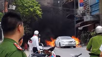 Ô tô phát hỏa, thiêu rụi xe máy bên đường