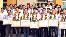 Khen thưởng học sinh, giáo viên đạt giải trong các kỳ thi học sinh giỏi
