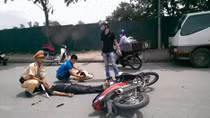 Vi phạm giao thông, một thanh niên tông thẳng vào Cảnh sát