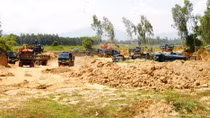 Làm ngơ cho người dân xẻ ruộng bán đất trái phép?
