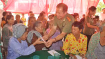 Bữa cơm Tất niên ấm áp nghĩa tình