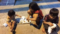Tuổi thơ bất hạnh và bữa cơm gà rán cho người vô gia cư
