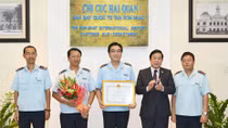 Hải quan cửa khẩu quốc tế sân bay Tân Sơn Nhất được tặng Bằng khen