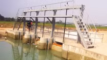 Rủ nhau đi tắm tại đập xả tràn, 2 học sinh bị nước cuốn trôi