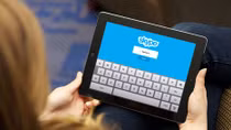Trường trang bị iPad, nữ sinh dùng để hẹn "yêu râu xanh"