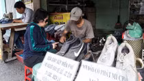 Tiệm sửa giày "rách ít đùm rách nhiều"
