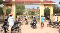 Vận động học sinh trở lại lớp sau vụ ‘phụ huynh phản đối chuyển trường’