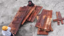 Xe khách ‘chế’ khoang giấu gỗ quý