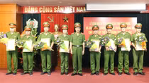 Trao thưởng cho các tập thể lập thành tích xuất sắc trong phòng, chống tội phạm về ma túy