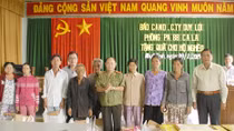 Những món quà Tết ấm nghĩa tình đến với đồng bào nghèo Long An