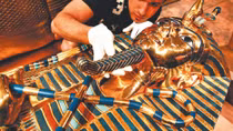 Mặt nạ xác ướp vị pharaon huyền thoại bị nứt rạn