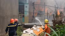 Cháy lớn trong khu dân cư, 4 căn nhà thiệt hại