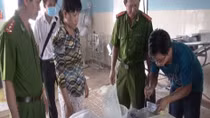 Trộn hàn the vào mì tươi