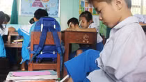 Cậu học trò không tay cần được giúp đỡ
