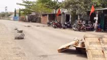 Dân chặn đường vì xe ben gây tai nạn