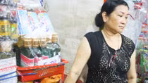 Tiểu thương điêu đứng vì tin đồn dầu tràm làm từ nước lã
