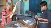 Người lưu truyền văn hóa bản làng