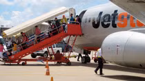 Xe thang tông máy bay Jetstar tại Tân Sơn Nhất