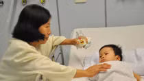 Thời khắc nghẹt thở cứu bé 10 tháng tuổi bị cắm đầu vào xô nước