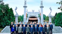 Chủ tịch Quốc hội Nguyễn Sinh Hùng thăm và dâng hương tưởng niệm các Vua Hùng 