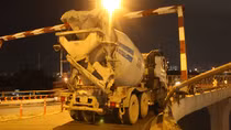 TP HCM: Ùn ứ cầu Nguyễn Văn Cừ do xe trộn bê tông đội thanh chắn hạn chế chiều cao