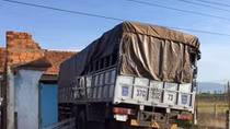 2 xe tải đối đầu, 2 người tử vong trong cabin 