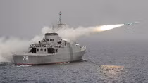 Iran phóng tên lửa gần tàu sân bay Mỹ