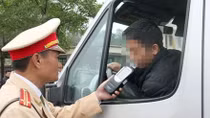 Hà Nội: Xử lý tài xế xe khách vừa vi phạm nồng độ cồn, vừa chở quá số người quy định