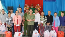 Những phần quà ấm áp đến với bà con tỉnh Tiền Giang