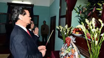 Thủ tướng Nguyễn Tấn Dũng dâng hương tưởng niệm Chủ tịch Hồ Chí Minh