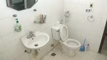 Người đàn ông chết bất thường trong nhà vệ sinh