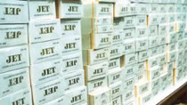Phát hiện xe tải chở hơn 10.000 gói thuốc lá Jet nhập lậu