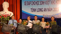 Trao tặng 80 xe đạp cho học sinh nghèo 4 huyện ở Long An