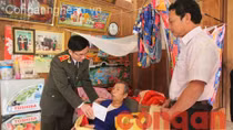 Công an Nghệ An thăm, tặng quà gia đình chính sách