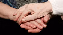 Mẹ già kiệt quệ vì con gái thiểu năng bị ung bướu