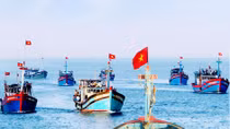 Cờ Tổ quốc giữa trùng khơi