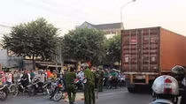 Bé trai 5 tuổi ngồi sau thoát hiểm sau khi xe container đè chết người đàn ông