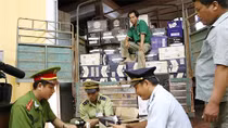 Lái xe bỏ trốn bỏ lại xe cùng hàng ngàn chai rượu ngoại trị giá vài tỷ