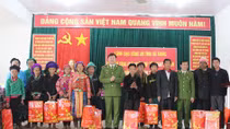 Trao quà Tết của Bộ Công an tặng các gia đình chính sách