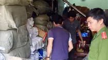 Gần 2 tấn ruột heo Trung Quốc làm lạp xưởng có chất liệu như nilon