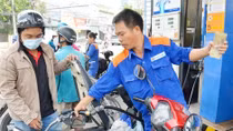 Xăng tiếp tục giảm gần 600 đồng/lít