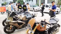 Hàng chục xe phân khối lớn diễu phố 'tụ tập tất niên'